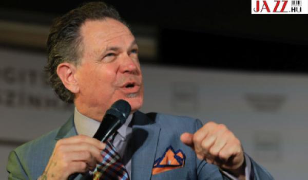 Kurt Elling magyar big banddel lépett fel a harmadik Jazz és Bor Fesztiválon
